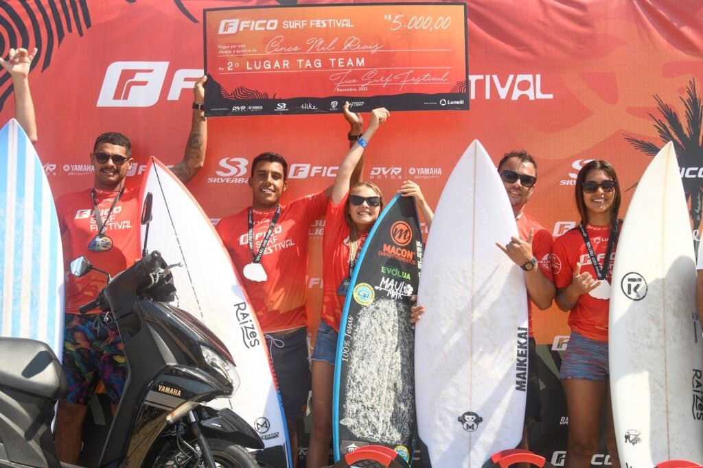 Derek Adriano, Kaique Timidate, Julio Machado, Larissa Adriano e Kauanny de Souza - Equipe Navegantes Surf Club. (Foto: Marcio David)